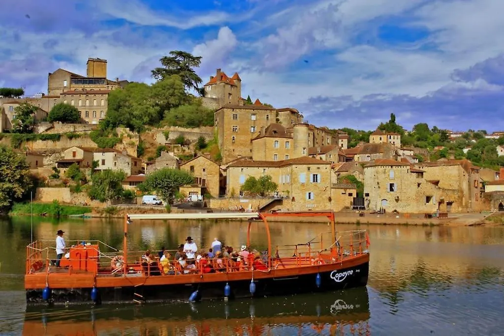 Des Chateaux Entre Les Feuilles - Parc Vue Village Puy-lʼÉvêque