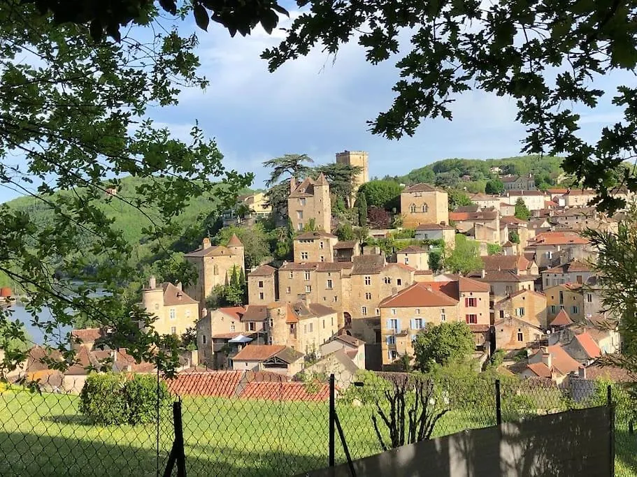 Des Chateaux Entre Les Feuilles - Parc Vue Village Puy-lʼÉvêque