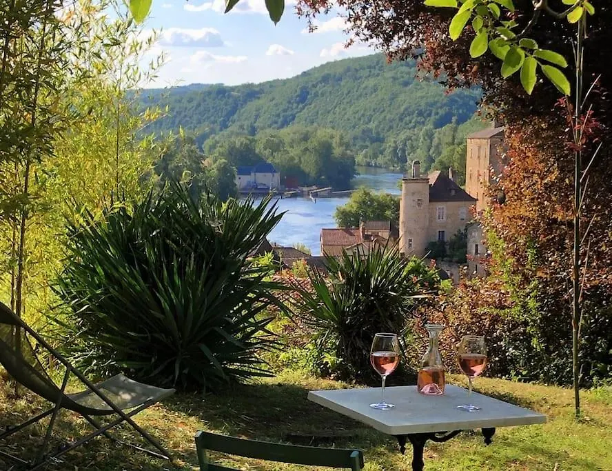 Des Chateaux Entre Les Feuilles - Parc Vue Village Puy-lʼÉvêque